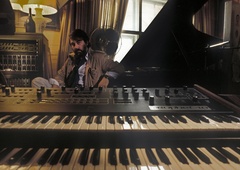 Umrl glasbeni genij, cel svet žaluje