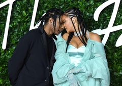 Rihanna rodila! Se je razveselila fantka ali deklice?