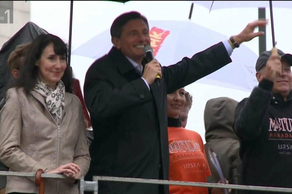 "Miške male" plesale brez spodbudnih vzklikov Pahorja. Kje je bil? (foto: Posnetek zaslona YouTube To mi deli miška, Borut Pahor)