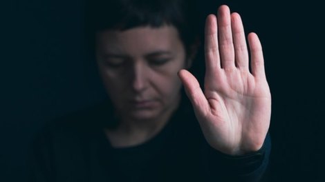 Soseda bi prijavili, če bi imel preglasno glasbo – zakaj ga ne, če izvaja nasilje?