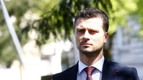 Jani Prednik, ki se spopada s hudimi obtožbami zaradi domnevnega nasilja, odstopil kot poslanec