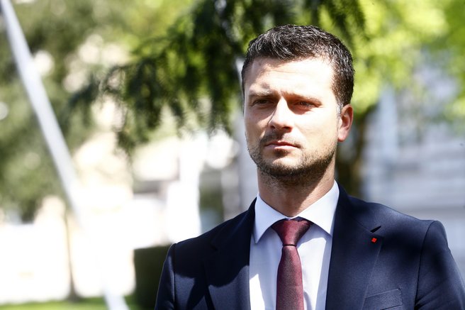 Jani Prednik, ki se spopada s hudimi obtožbami zaradi domnevnega nasilja, odstopil kot poslanec