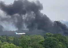 Črn dim zajel letališče, v objekt ujeli trenutek izbruha