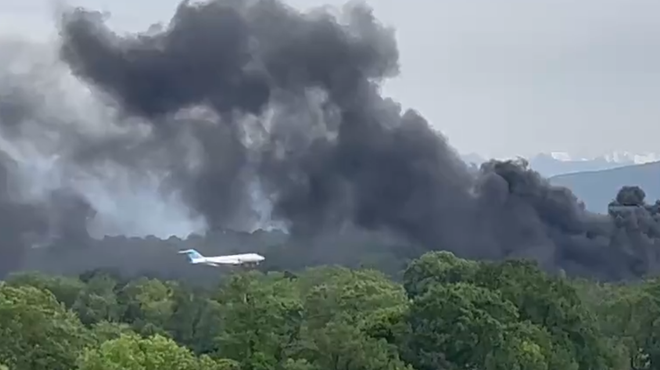 Črn dim zajel letališče, v objekt ujeli trenutek izbruha (foto: Twitter/posnetek zaslona)