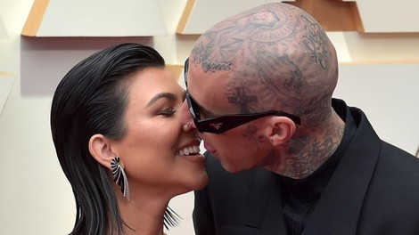 Internet vzdihuje za poročno obleko Kourtney Kardashian, a ona obleke sploh ni imela