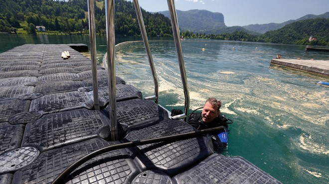 Kaj se je dogajalo na Blejskem jezeru? Toliko se jih ni še NIKOLI zbralo! (foto: Bobo)