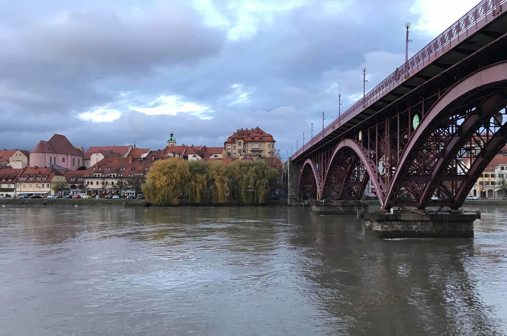 Grozljivka v Mariboru: otroški voziček z otrokom vred pristal v Dravi (foto: Bobo)