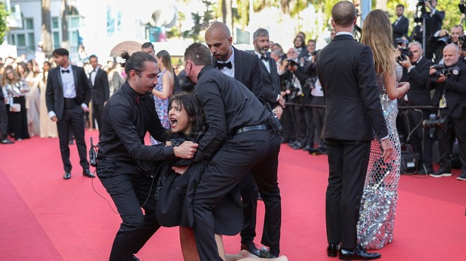 INCIDENT na rdeči preprogi v Cannesu! (foto: Profimedia)