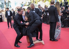 INCIDENT na rdeči preprogi v Cannesu!