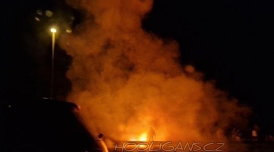 Streljanje na avtocesti: razgreti navijači so se spopadli s policijo (foto: Twitter/Hooligans.cz)