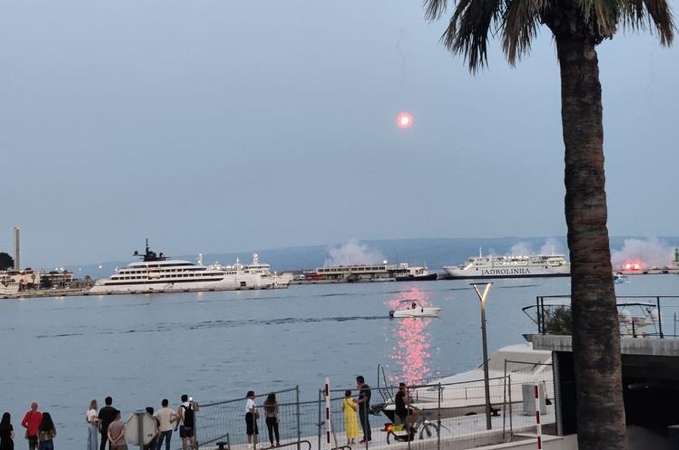 VIDEO: Zavijanje siren in goreče bakle – meščani Splita se poslavljajo od Mateja Periša (foto: Zdravka Jukić, Večernji list)