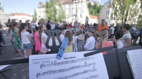 (VIDEO) Po vsej Sloveniji odmeva Dan ljubezni! Ste zapeli?