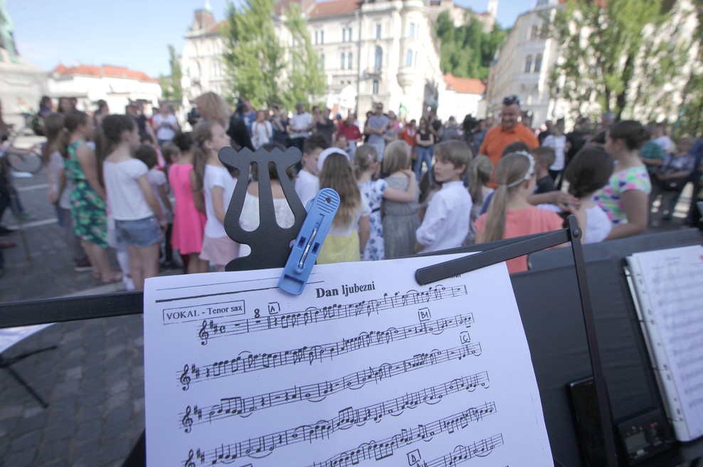 (VIDEO) Po vsej Sloveniji odmeva Dan ljubezni! Ste zapeli? (foto: Bobo)