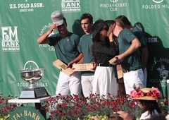 FOTO: Romantično ali nespodobno? Meghan Markle vsem na očeh poljubila svojega princa