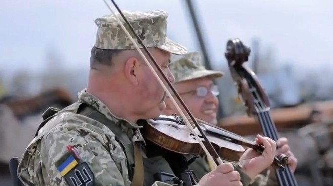 Prisluhnite ukrajinski vojni pesmi, ki je postala pravi hit (foto: Twitter/Igor Shushko)