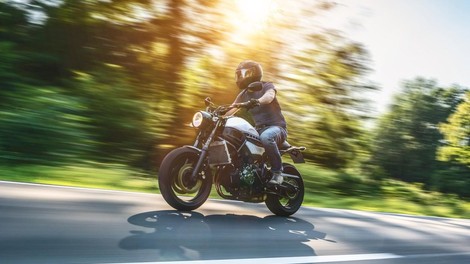 Motorist dovoljeno hitrost prekoračil za skoraj 100 km/h: kakšna je kazen?