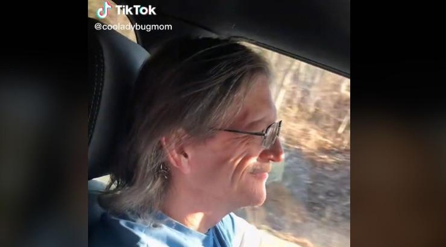 Med njima je kar 30 let razlike: "Ljudje naju obsojajo, ampak midva sva res srečna!" (foto: cooladybugmom/tiktok)