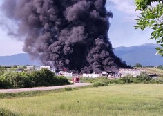 VIDEO: obsežen požar v tovarni v Bihaću