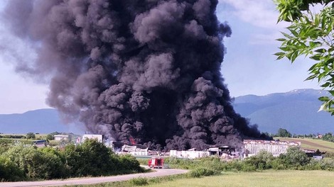 VIDEO: obsežen požar v tovarni v Bihaću