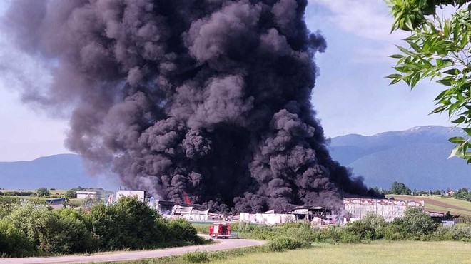 VIDEO: obsežen požar v tovarni v Bihaću (foto: N1)