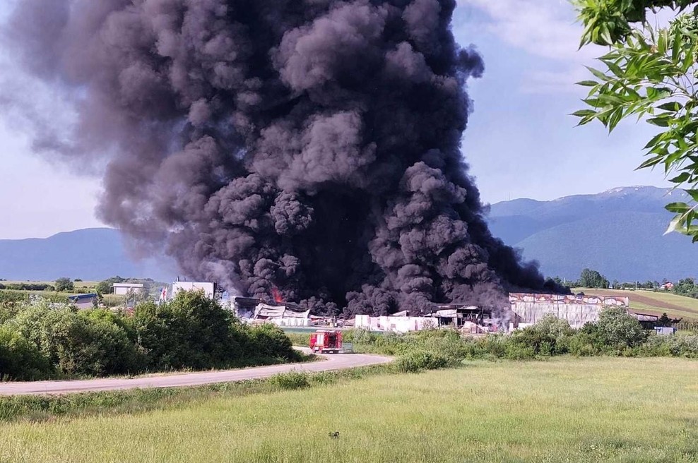VIDEO: obsežen požar v tovarni v Bihaću (foto: N1)