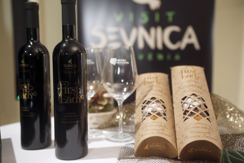 Slovenski turistični produkt - 'vino First Lady' (Prva dama) v čast nekdanji sokrajanki Melaniji.