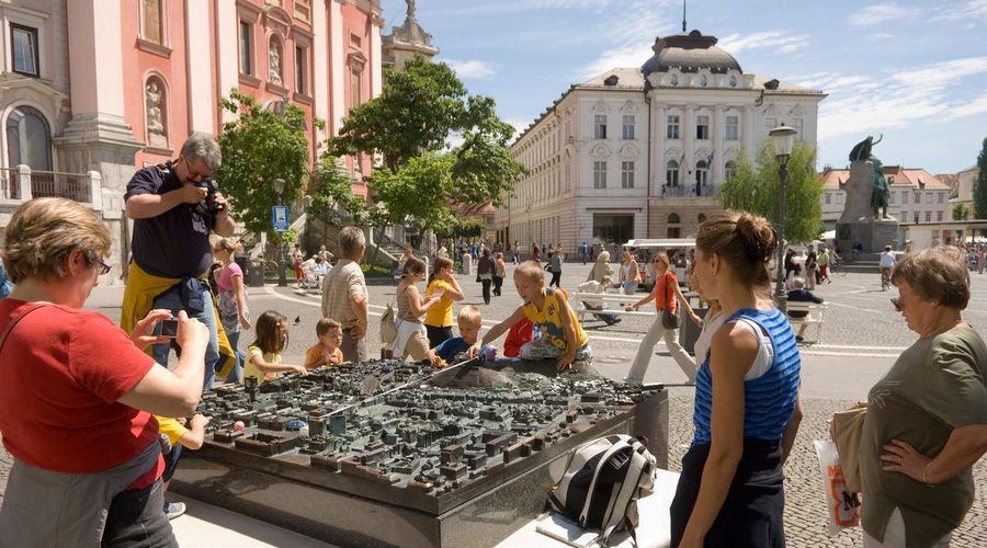 Nam bodo slovensko kulturo, dediščino in kulinariko predstavljali le še tuji delavci? (foto: Profimedia)