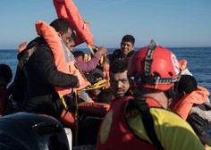Potonil prenapolnjen čoln, pogrešajo 75 ljudi