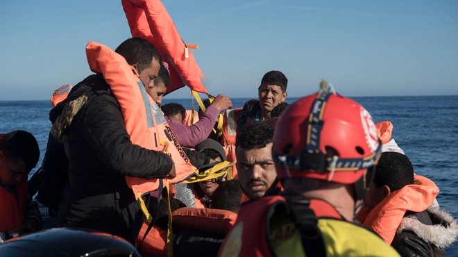 Potonil prenapolnjen čoln, pogrešajo 75 ljudi (foto: Profimedia)