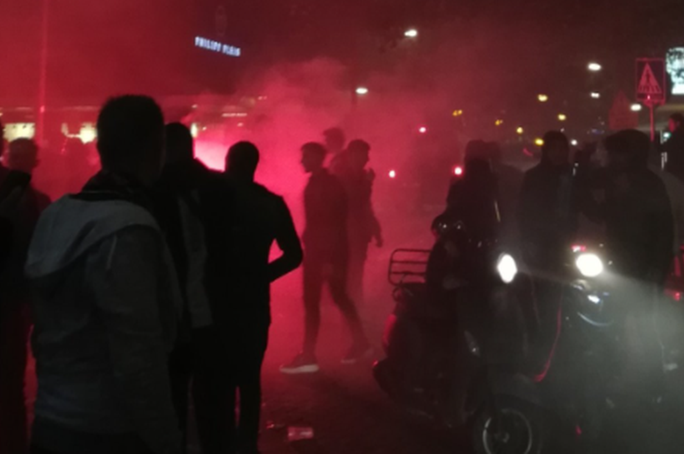 Podivjano obnašanje nogometnih navdušencev: v policiste metali celo kamenje (foto: Twitter/posnetek zaslona)
