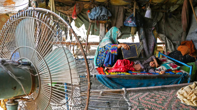 Vrtoglave temperature, pomanjkanje vode in nikogar, ki bi jim prisluhnil. (foto: Aamir Qureshi/AFP Getty Images/Twitter)