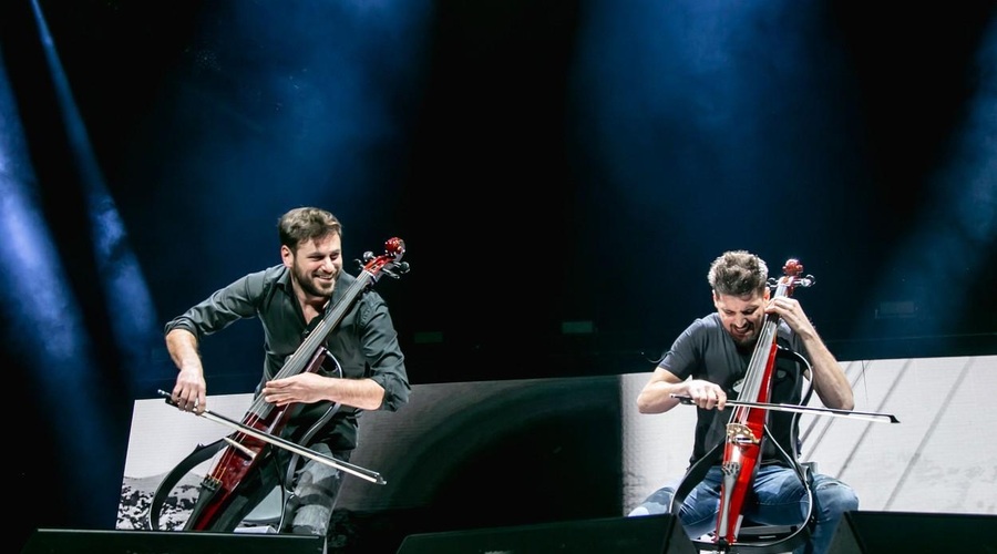 FOTO: Ko je Luka iz 2CELLOS na oder povabil gosta presenečenja, se je občinstvo raznežilo kot že dolgo ne (foto: Profimedia)