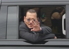 Johnny Depp na sojenju s srbsko kravato: kdo mu jo je podaril?