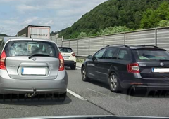 Štajerska avtocesta proti Ljubljani zaprta, prišlo je do naleta vozil v predoru