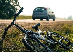 Voznica trčila v kolesarja, ta na kraju nesreče podlegel poškodbam