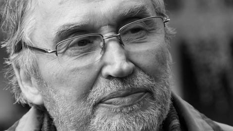 Poslovil se je znameniti "profesor vejica"