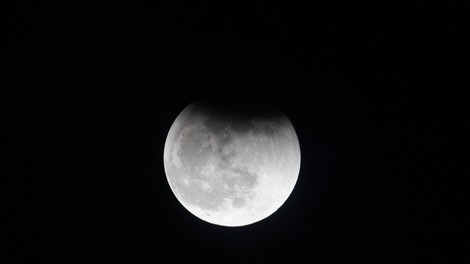Bodo astronavti nekoč pili vodo iz kraterjev na Luni?