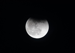 Bodo astronavti nekoč pili vodo iz kraterjev na Luni?