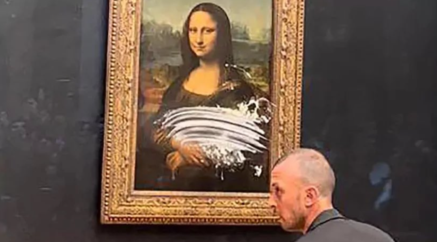 Saj ni res, pa je! V Mono Lizo je vrgel TORTO (foto: Twitter/Loopify)