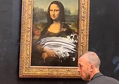 Saj ni res, pa je! V Mono Lizo je vrgel TORTO