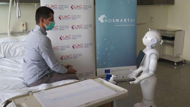 V mariborski bolnišnici nekatera dela namesto medicinskega osebja opravlja robot: pacienti razkrivajo, kako se obnese (foto: Andreja Seršen Dobaj/STA)