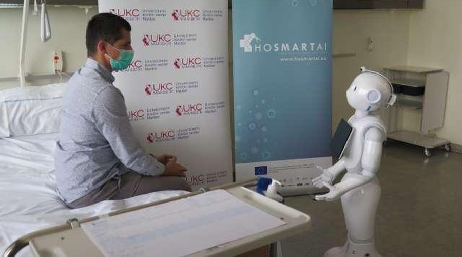 V mariborski bolnišnici nekatera dela namesto medicinskega osebja opravlja robot: pacienti razkrivajo, kako se obnese (foto: Andreja Seršen Dobaj/STA)