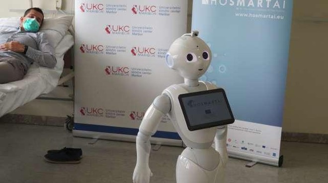 Slovenska bolnišnica prva na svetu, kjer bo za bolnike skrbela humanoidna robotka (foto: Andreja Seršen Dobaj/STA)