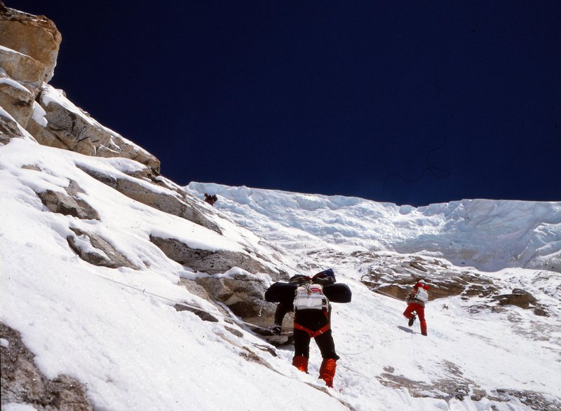 Odprava na Mt. Everest (8848,86 m). Njegov vrh in greben predstavljata mejo med Nepalom in Tibetom.