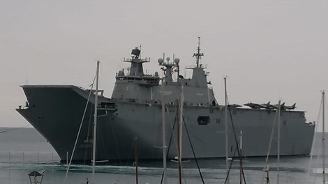 FOTO: Na obali opazili letalonosilko. RAZKRIVAMO, čigava je