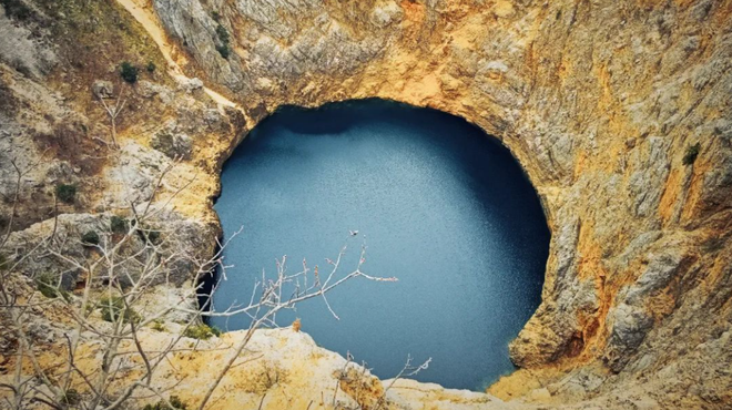 Ste že slišali za skrivnostno Rdeče jezero, v katerega ni še nihče vrgel kamna? (foto: Instagram/Pierre Obeah)