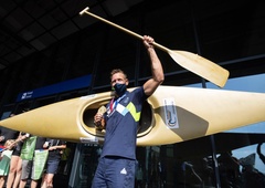 Za veslo Benjamina Savška je nekdo odštel kar 4.500 evrov, čelada Prevca pa se še vedno draži