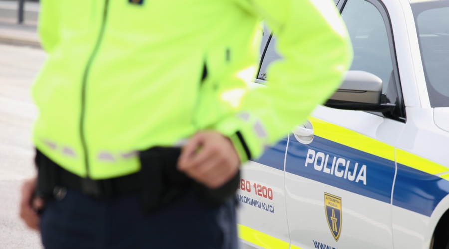 Z nožem nad policista, ki ga je zasačil med kršenjem prepovedi približevanja (foto: Aleksandra Saša Prelesnik)