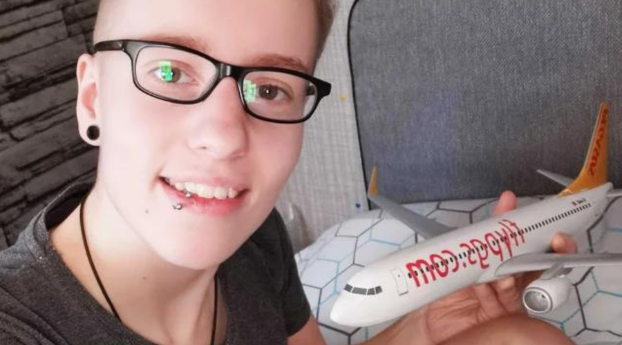 Mladenka, ki jo spolno privlačijo objekti, se želi poročiti z letalom (foto: Twitter)