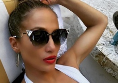 J. Lo se enostavno ne stara: tik pred poletjem osupnila z novimi vročimi fotografijami